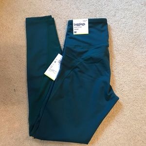 NWT Old Navy Active Elevate Leggings Size M - forest green color